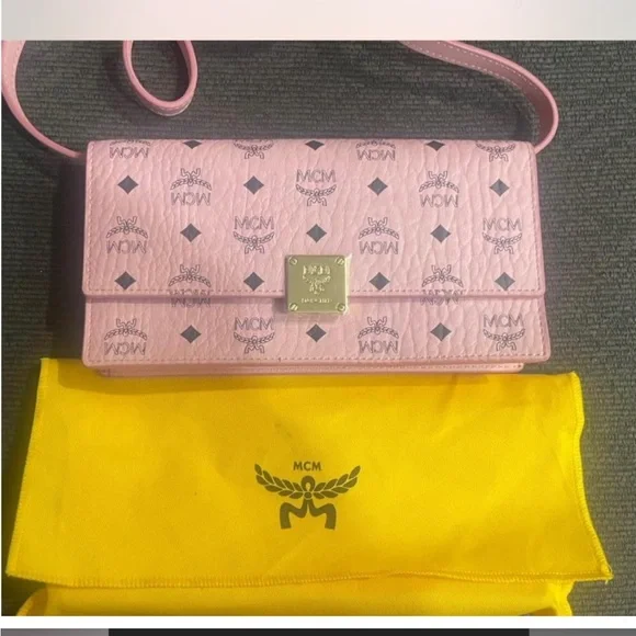 MCM Pink Aren Crossbody / Wallet in Visetos Brand New - Picture 1 of 4